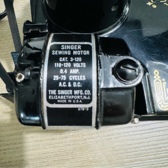 Antique Singer featherweight 221 sewing machine 1947 - Picture 8 of 16